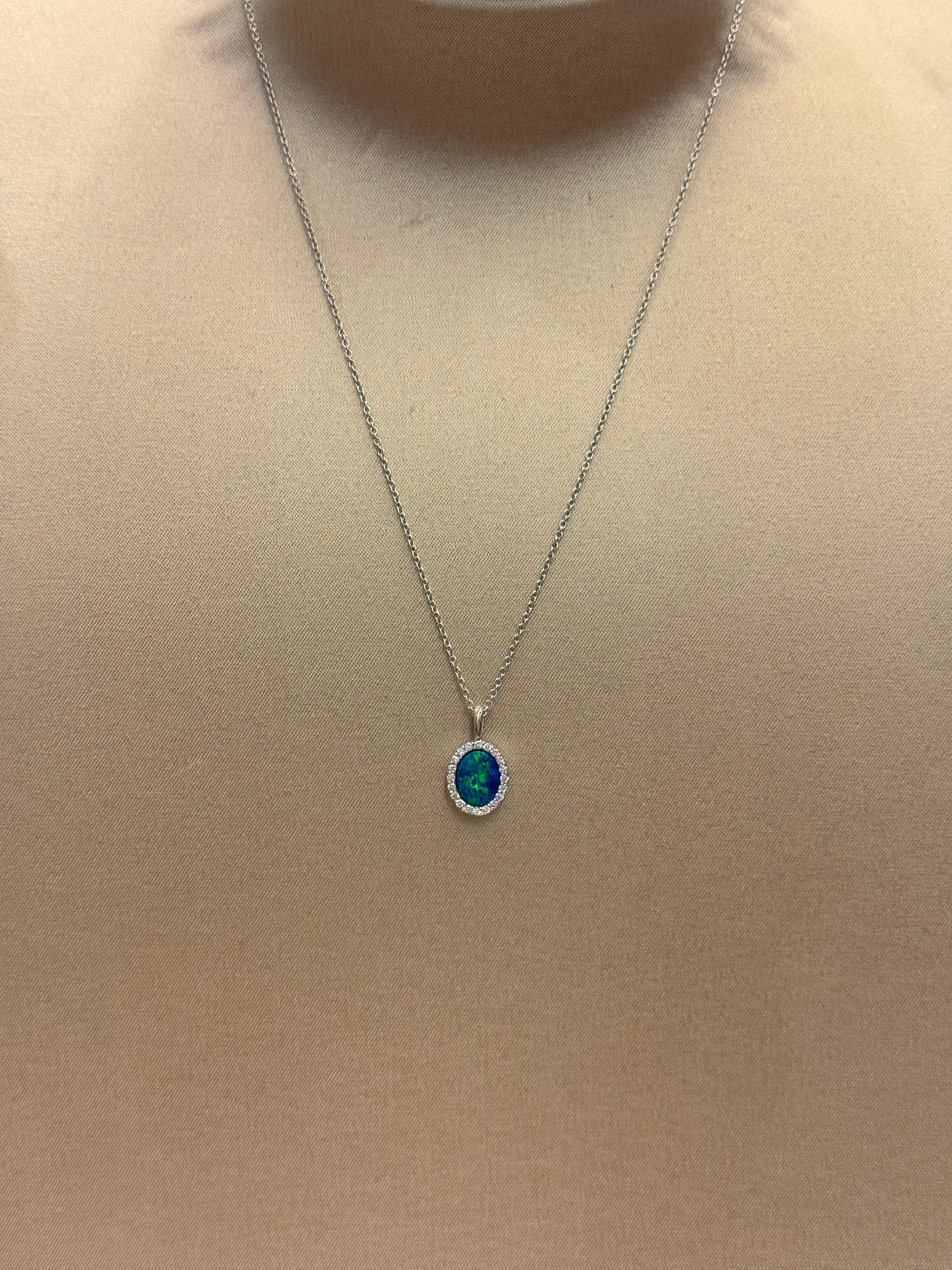 COLLANA ORO BIANCO E OPALE
